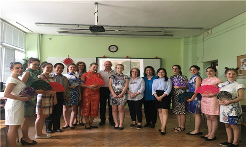 图二-普罗夫迪夫数学高中学生旗袍秀合影_副本
