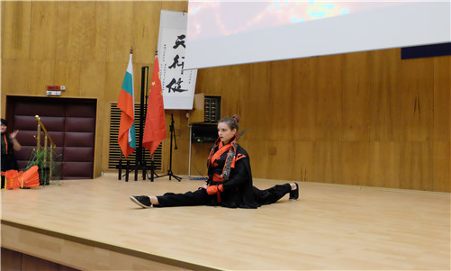 图四:中学生亚军安娜表演武术_副本