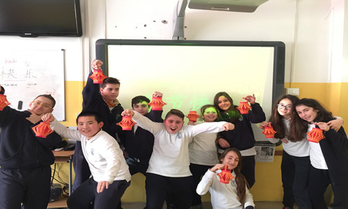 学生学习制作纸灯笼_副本
