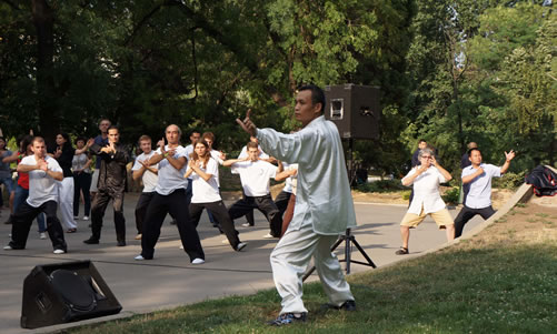 20120722索非亚孔子学院在Zaimov公园举行大型的全民健身活动图3