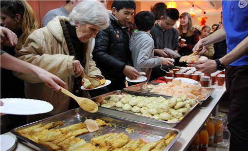 图十一:观众品尝中国小吃_副本