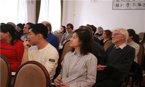 图三-现场观众专心致志_副本