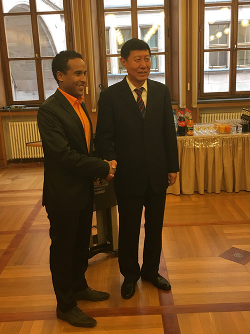 图片2:纪峥书记与市议员ahmed先生合影留念