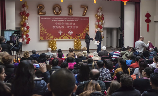 图十:阿夏院长为院歌作者颁奖_副本