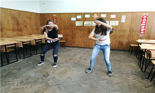 图2-女同学们饶有兴致地学习太极拳