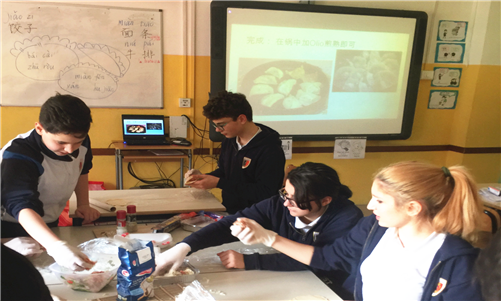 学生们动手包饺子_副本