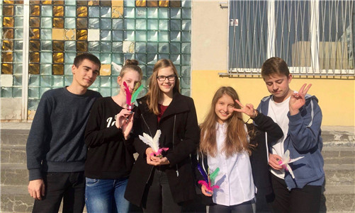 图4:毽球运动深受学生喜爱_副本