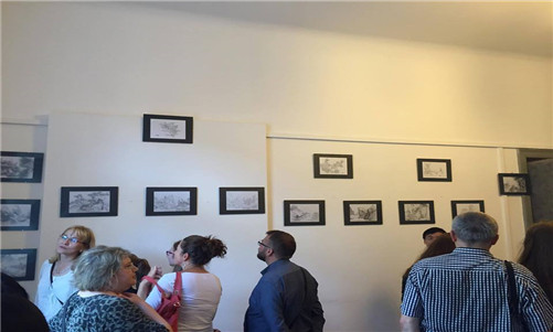 照片2:观众们欣赏画展_副本