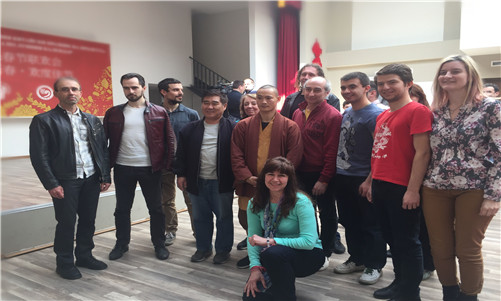 图五:释恒毅师傅与观众合影_副本