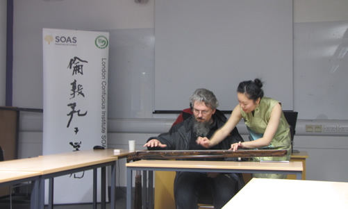 20160216 英国伦敦孔子学院2016年春节举办“皎月”古琴独奏吟诵工作坊活动图1